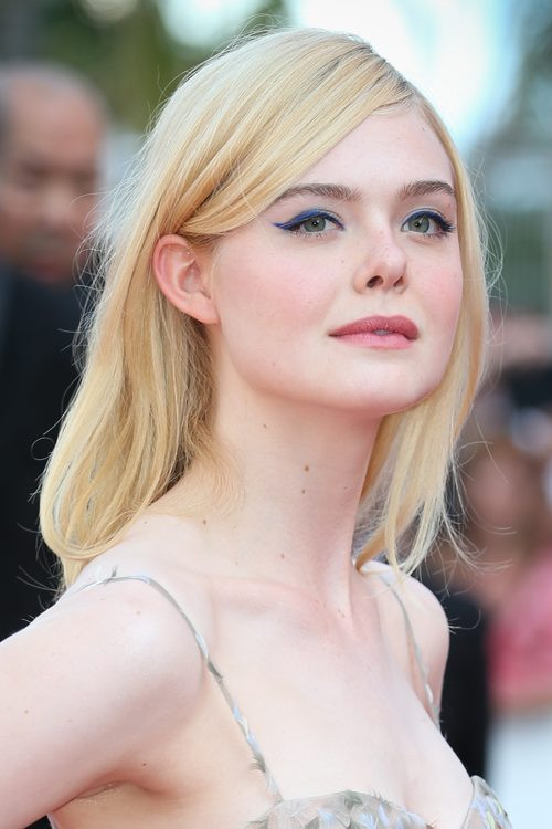 Bí quyết của 'công chúa tóc vàng Hollywood' là đi ngủ với mái tóc được thoa dầu xả và sẽ xả sạch vào sáng hôm sau. Cô bật mí: 'Tôi tạo kiểu để tóc luôn mềm mượt suôn thẳng… dù chất tóc tự nhiên của tôi xoăn. Nhiều người không biết điều này vì tôi lúc nào cũng duỗi tóc thẳng bằng máy duỗi. Trong những ngày tóc không được đẹp, tôi chọn cách búi tóc'.