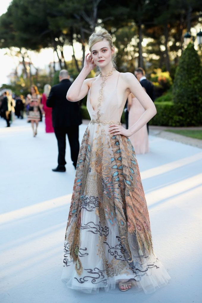 Elle Fanning yêu thích sự tươi mới và mang hương hoa trên cơ thể. Một mùi hương nữ tính nhưng vẫn đủ mạnh mẽ và toát lên phong thái tự tin.