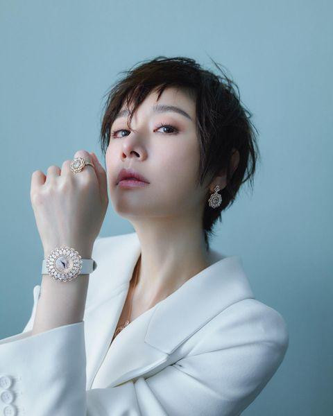 Không còn là ngoại hình dịu dàng quen thuộc, mái tóc ngắn của Lâm Tâm Như khiến cho cô thêm phần trẻ trung, phá cách ở tuổi 46. 