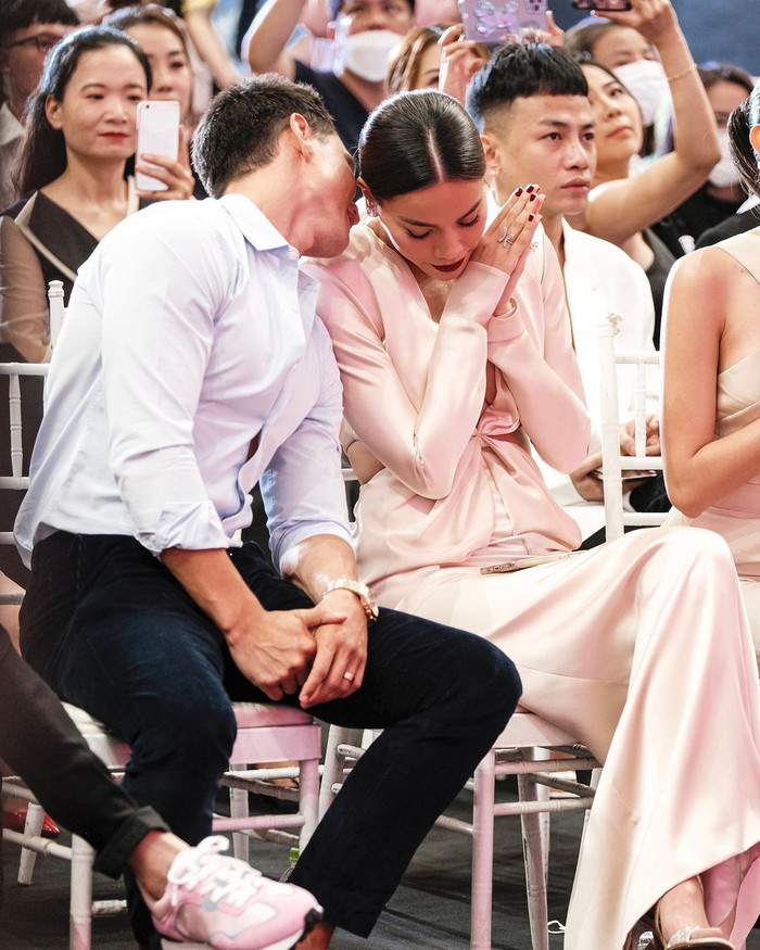 Và ghé tai thì thầm với bạn gái