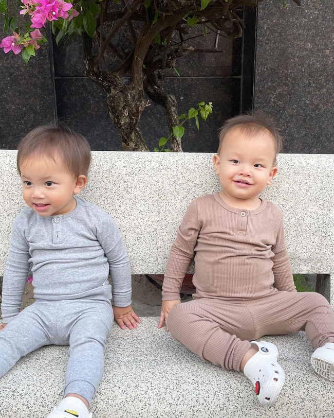 Hà Hồ nhận xét chị gái Lisa có phần nghịch ngợm hơn em trai Leon. Cô chia sẻ: 'Không có sáng nào mà không đi giao lưu với xóm làng. Càng lớn càng quậy, mà quậy nhất là cô ba nha mọi người. Tự nghĩ ra những câu nói và những chiếc dáng không ai hiểu nổi'.