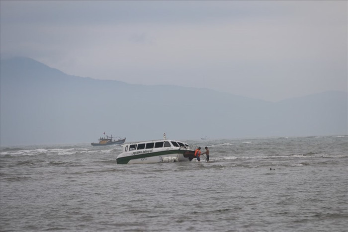 Trục vớt ca nô bị chìm ở biển Cửa Đại. Ảnh: Thanh Chung/Lao Động