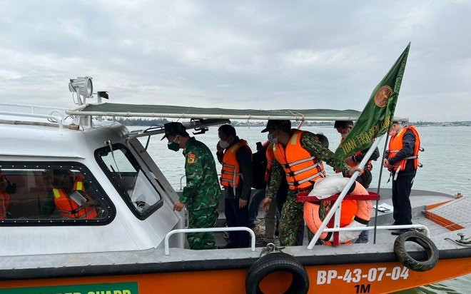 Người thân gào khóc trước bờ biển Cửa Đại: '2 cháu đâu rồi, về thôi, mẹ cháu đang đợi ở nhà xác cùng về' Ảnh 2