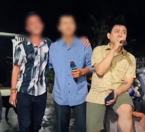 Màn live karaoke trước đó của Hoài Lâm cùng bạn bè cũng nhận về nhiều ý kiến trái chiều cho giọng hát 