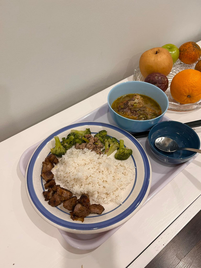 Chồng Salim cố gắng bày biện khay ăn để cô có cảm hứng ăn hơn.