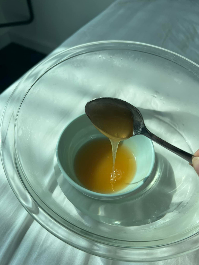 Cô nàng được chỉ định ngậm mật ong, vitamin bầu,... để điều trị thay vì thuốc.