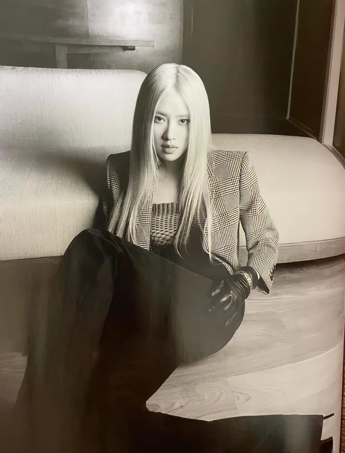 Không thể phủ nhận một điều là lần xuất hiện trên bìa tạp chí này, Rosé như trở thành một người hoàn toàn khác biệt với hình tượng trước đây