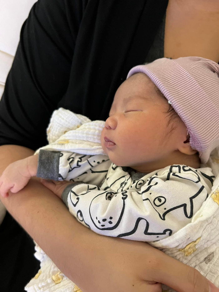 Bé Simba - cháu ngoại của Hồng Vân đã được 2 tuần tuổi. Bé phát triển nhanh, cứng cáp, khoẻ mạnh.