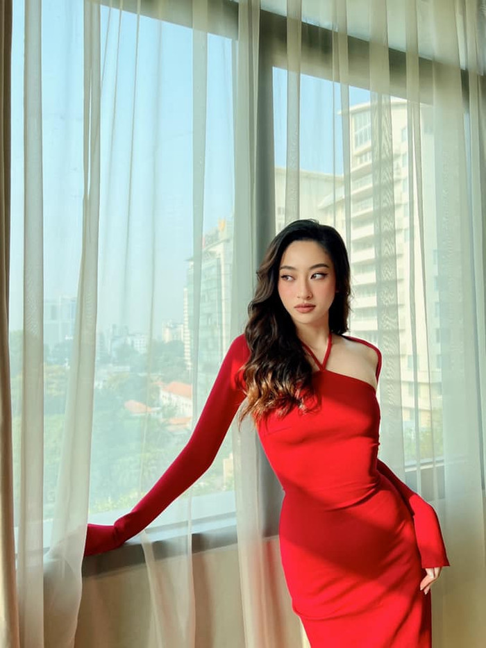 Cô nàng đang ngày càng khẳng định sắc vóc xứng tầm hoa hậu cùng với thời trang đẳng cấp. 