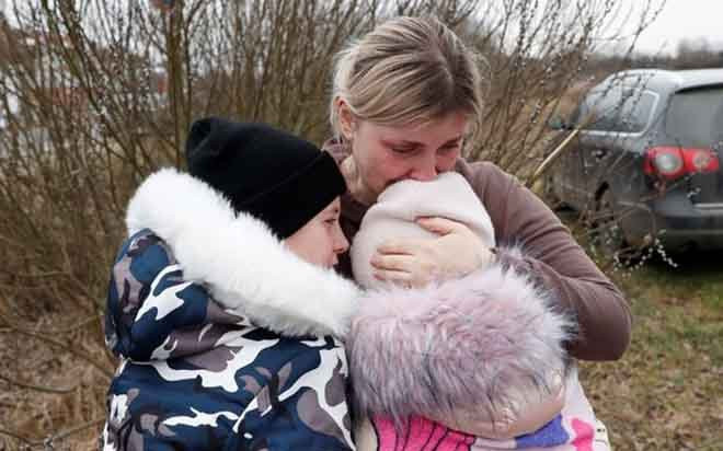 Ông bố gửi 2 con cho người lạ nhờ đưa qua biên giới, tiếp tục ở lại Ukraine Ảnh 2