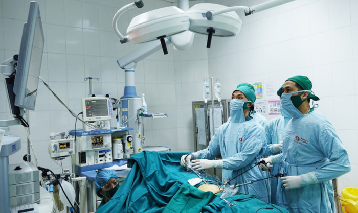 Các bác sĩ tiến hành phẫu thuật, lấy dị vật cho bé. (Ảnh: BVCC).