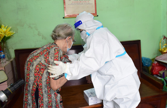 TP.HCM tổ chức tiêm vắc xin tại nhà cho những người không thể đi lại - Ảnh: DUYÊN PHAN