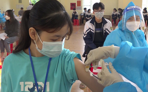 Tiêm vắc xin cho học sinh ở Thanh Hoá - Ảnh: HÀ ĐỒNG
