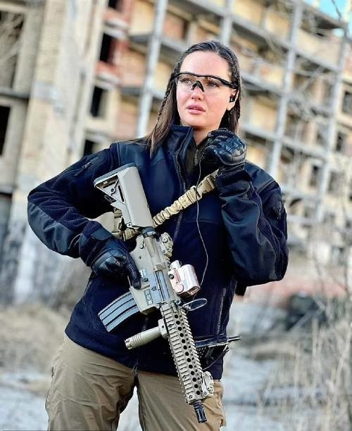 Anastasia Lenna khi tham gia trò chơi bắn súng giả.