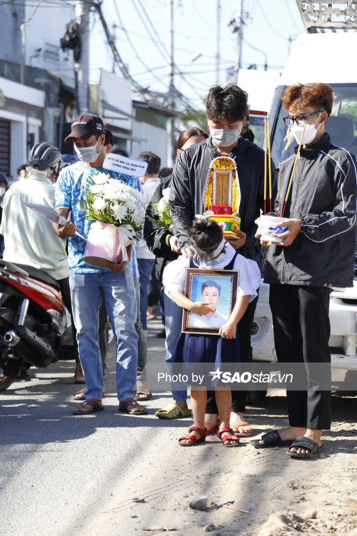 Em gái Bảo Bảo lặng nhìn, ve vuốt di ảnh anh trai.