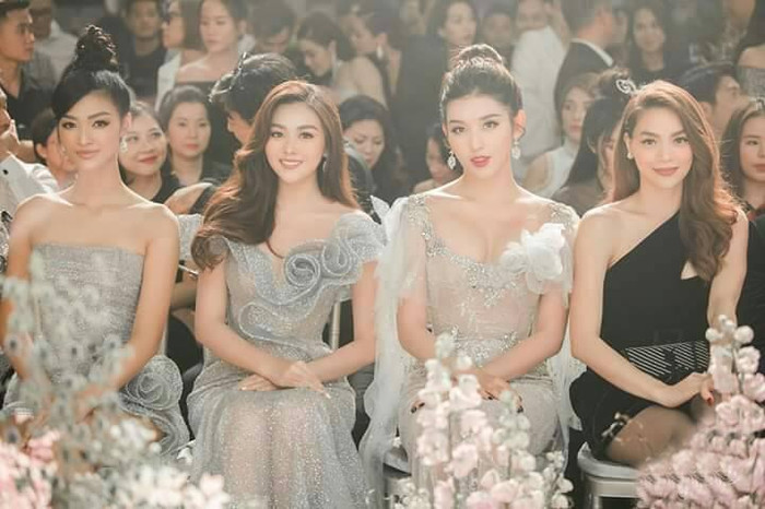 Dù không diện trang phục đính kết nhưng Hà Hồ vẫn không chút thua kém các mỹ nhân cạnh bên. 