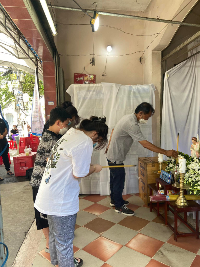 Người thân thắp hương tưởng nhớ nạn nhân.