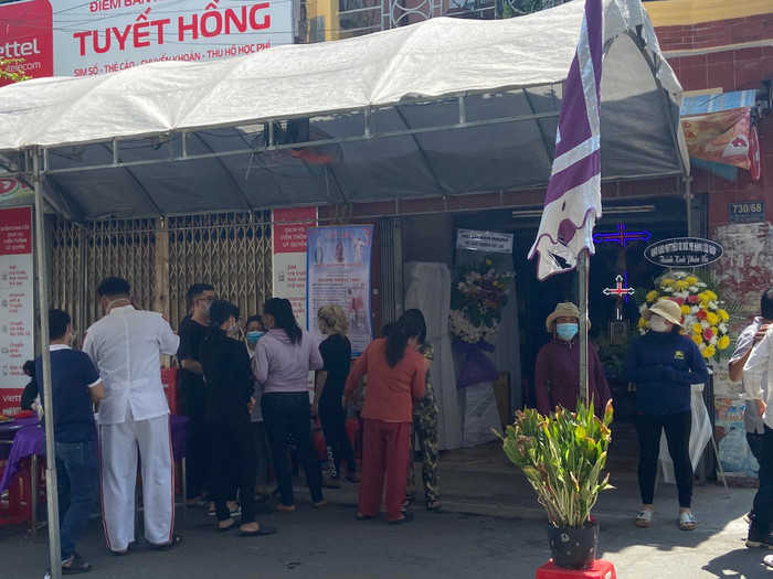 Đội tang lễ  cũng đã có mặt từ sớm để chuẩn bị.