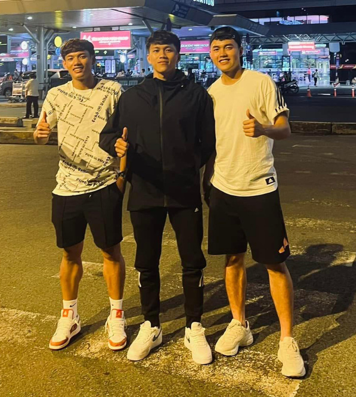 “Ba chàng ngự lâm” của HAGL là Thanh Nhân, Bảo Toàn và Tiến Đạt đi ô tô qua Campuchia chi viện cho U23 Việt Nam.