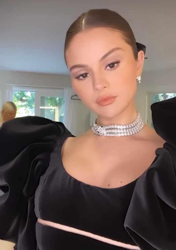 Sau khi 'lên đồ', Selena liền trở thành một quý cô xinh đẹp, gợi cảm và không kém phần sang chảnh.