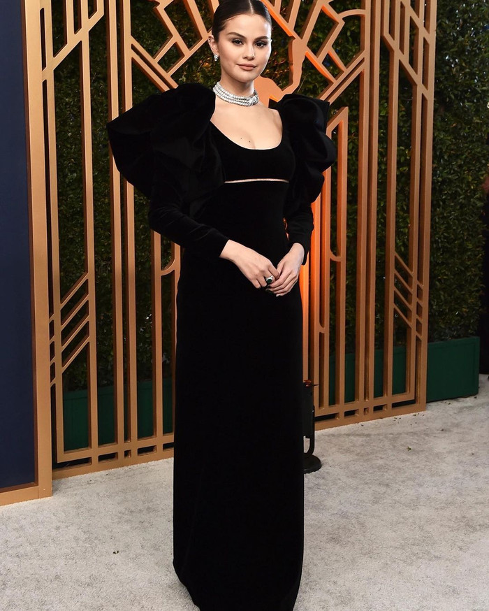 Ngay sau khi xuất hiện, nữ ca sĩ nhanh chóng trở thành tâm điểm chú ý của mọi người.