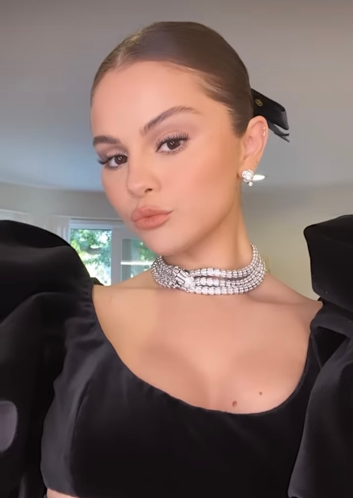 Từ cô nàng đầu bù tóc rối, Selena Gomez khiến dân tình ngất ngây với màn 'biến hình' đỉnh của chóp.