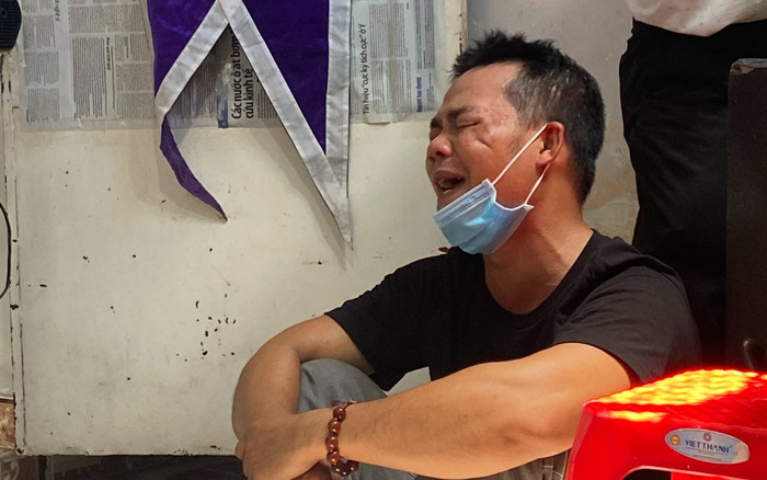 Người đàn ông run bần bật, khóc nức nở khi đón thi thể mẹ và chị gái trở về sau vụ chìm tàu ở Cửa Đại Ảnh 2