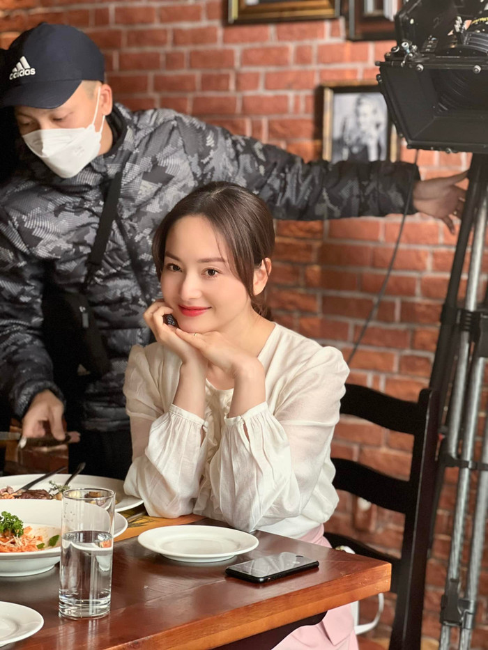 Phía sau cảnh quay Lan Phương khoe ảnh hậu trường rạng rỡ.