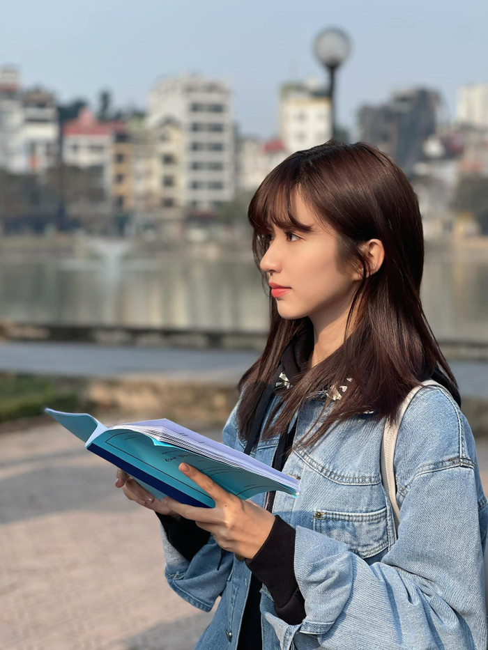 Ngọc Huyền chăm chỉ học kịch bản.
