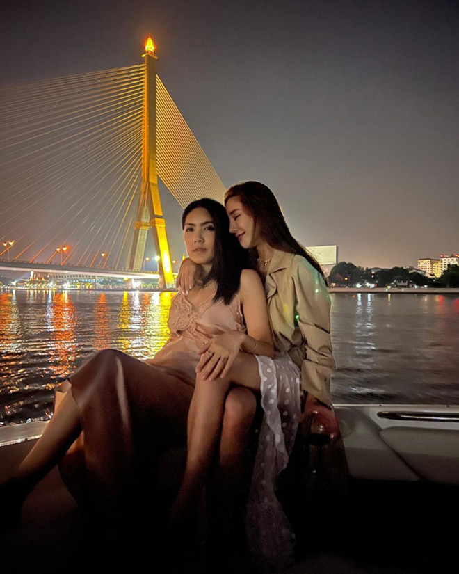 Tangmo Nada và quản lý trong đêm định mệnh 24/2.