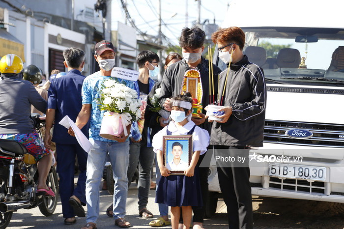Em gái Bảo Bảo ôm di ảnh anh trai trong đám tang.