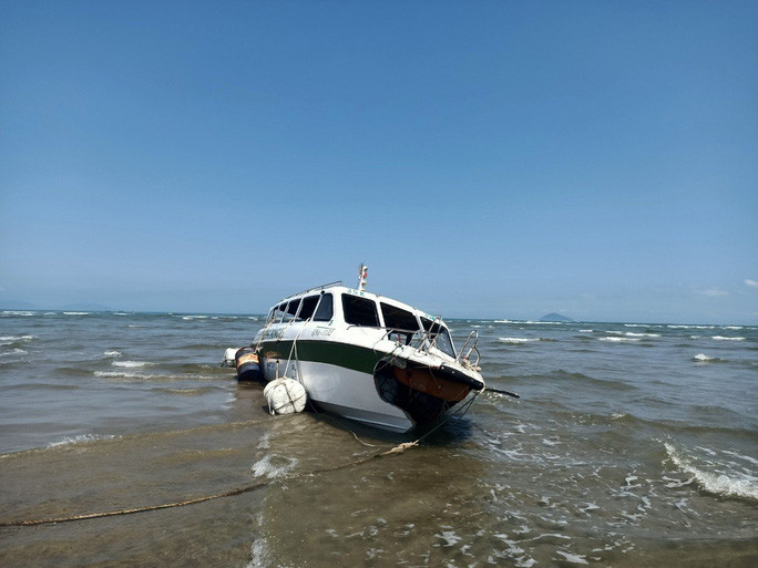 Chiếc cano chở du khách gặp nạn. 