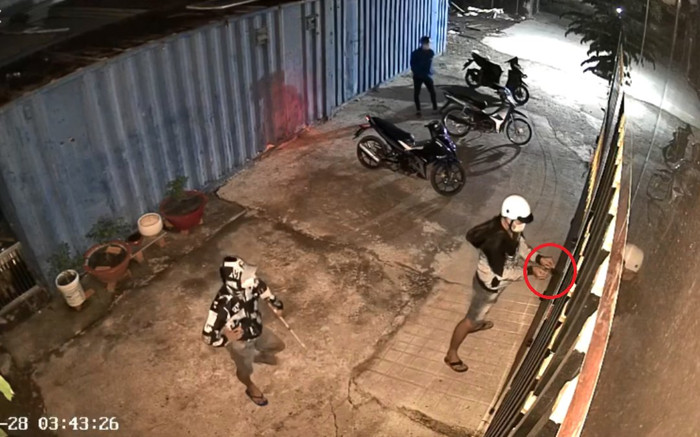 Nhóm thanh niên trộm gà lúc rạng sáng, dọa giết chủ nhà khi bị phát hiện Ảnh 2
