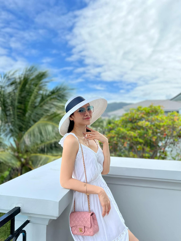 Ngày 27/2 vừa qua, cô nàng đã đăng một bức ảnh xinh đẹp, đồng thời khéo léo chia sẻ địa điểm chụp ảnh cưới với người hâm mộ qua dòng chú thích: 'Chuẩn bị chụp hình cưới ở Phú Quốc...chuẩn bị phơi nắng cả ngày rồi chồng yêu ơi'