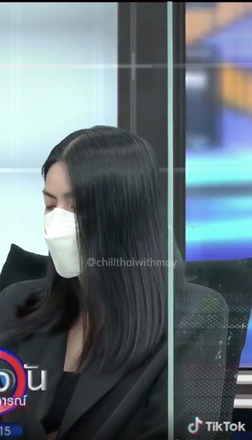 Nam MC và quản lý của nữ diễn viên Chiếc lá cuốn bay.