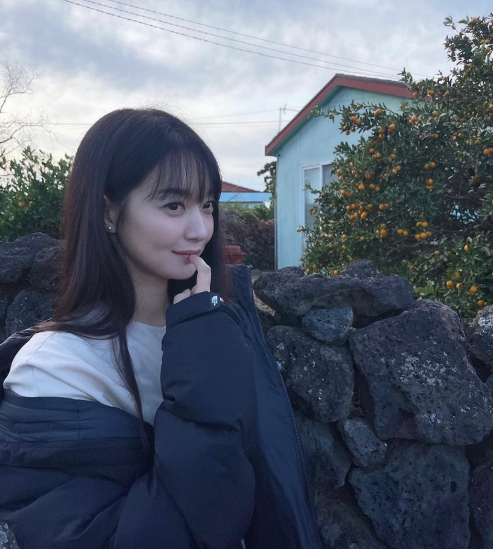 Nhan sắc không son phấn thu hút của người tình Kim Woo Bin.