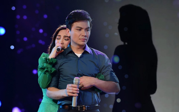 Mạnh Quỳnh thất thần nhìn Trizzie Phương Trinh hóa thân cố ca sĩ Phi Nhung trên sân khấu Ảnh 2