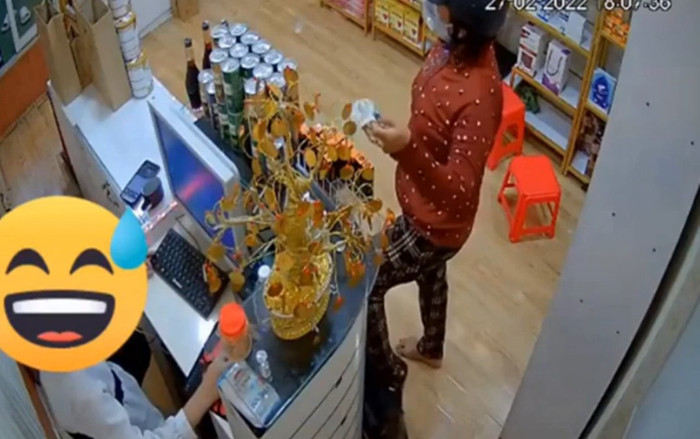 Clip: Người phụ nữ dùng chân trộm ví chuyên nghiệp trong cửa hàng Ảnh 2