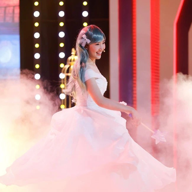 Thúy Ngân đăng ảnh mặc váy cưới, dân tình gọi tên Trương Thế Vinh vào vai chú rể