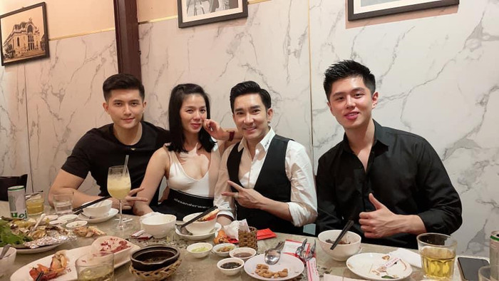 Ngoài ra, người đẹp cũng có thói quen 'thả rông' nơi công cộng. 