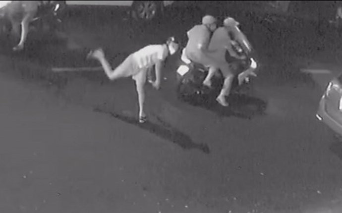 Clip: Nhóm côn đồ táo tợn ném chai bia uy hiếp và doạ bắn nhân viên nhà hàng Ảnh 2