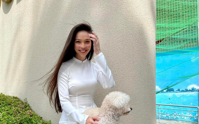 Hiền Thục diện áo dài trắng trẻ xinh bất ngờ nhưng nhìn xuống đôi giày mà tức á! Ảnh 2