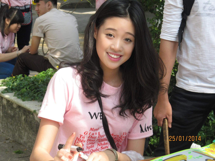 Cư dân mạng dự đoán bức ảnh được chụp lại khi Khánh vân đang tham gia một hoạt động ngoại khóa của trường với bạn bè cùng lớp