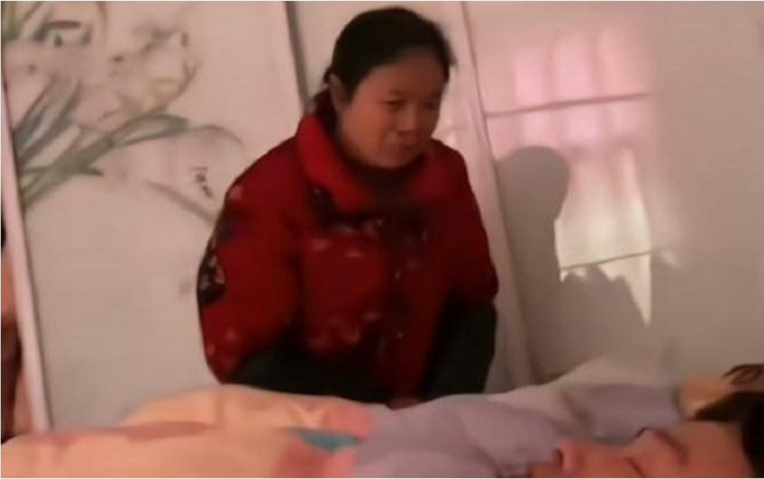 Con dâu say giấc trong chăn ấm, mẹ chồng dậy lúc 6h sáng lặng lẽ làm một điều khiến netizen 'kính nể' Ảnh 2