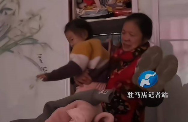 Rồi bà chuẩn bị đưa cháu đi học. (Ảnh: Sohu)