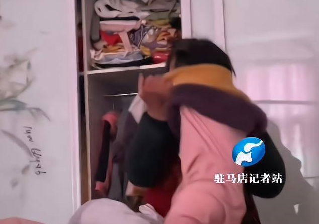 Nhẹ nhành đáng thức và mặc quần áo cho cháu gái tránh làm phiền đến giấc ngủ của con dâu. (Ảnh: Sohu)