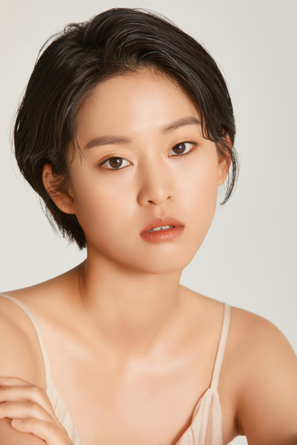 Ngoài đời, cô nàng rất xinh đẹp, nữ tính.