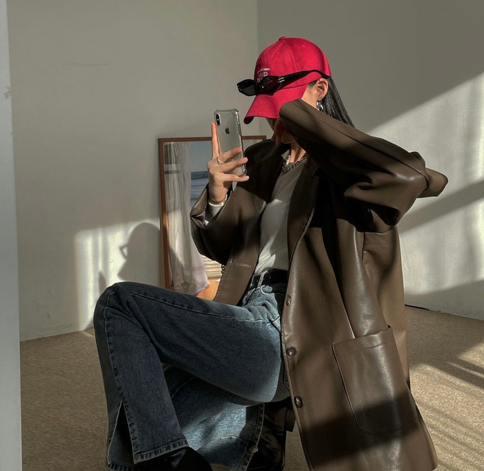 Vẻ đẹp cá tính mà blazer da mang lại.