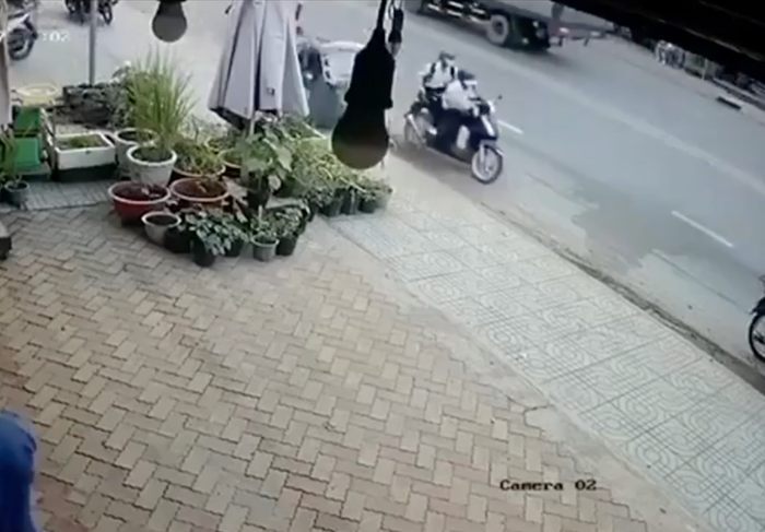 Bị cướp tài sản, 2 nữ sinh đạp 2 tên cướp đi xe ngã lộn nhào rồi lấy lại đồ Ảnh 3