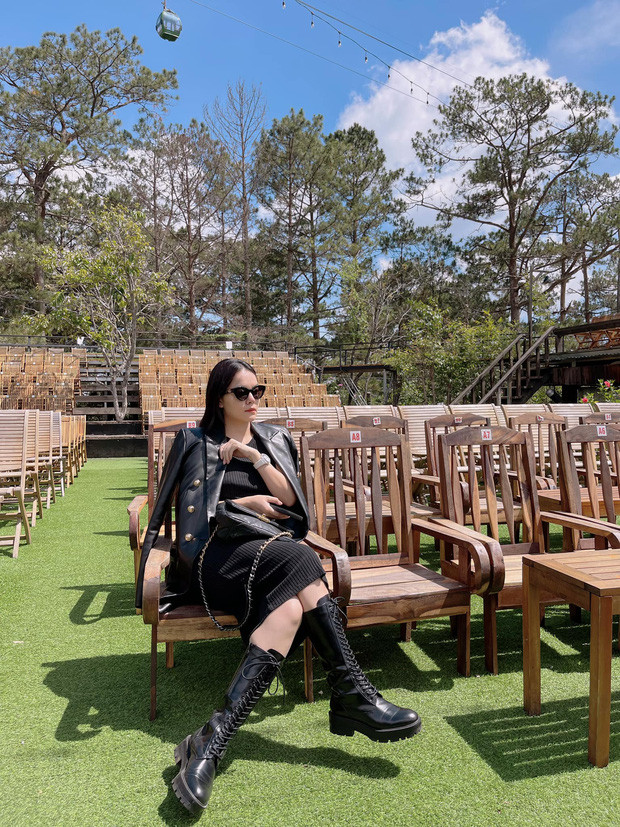 Phạm Quỳnh Anh thường dùng tay che bụng khi chụp ảnh.